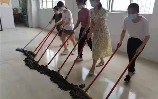 窗明几净，全体老师为开学做大清扫