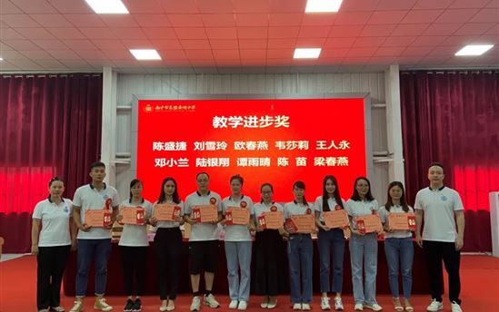 【向身边的先进学习】系列报道二| 在教学中进步，在挑战中成长