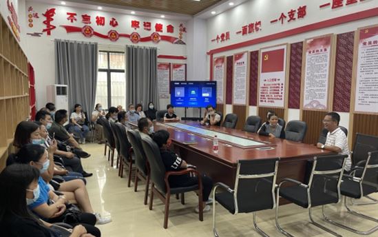家校携手，共育英才 ——南宁市东盟黄冈中学开展家长开放日活动