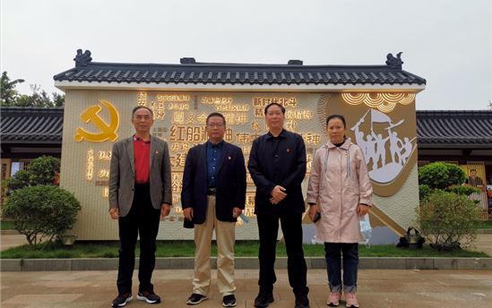 学史铸魂  竹映廉心——南宁市东盟黄冈中学党支部参加青秀山廉政文化园警示教育活动