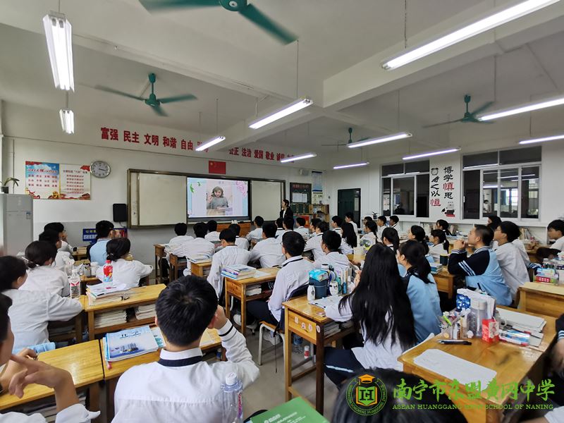 陈春春老师上示范课.jpg