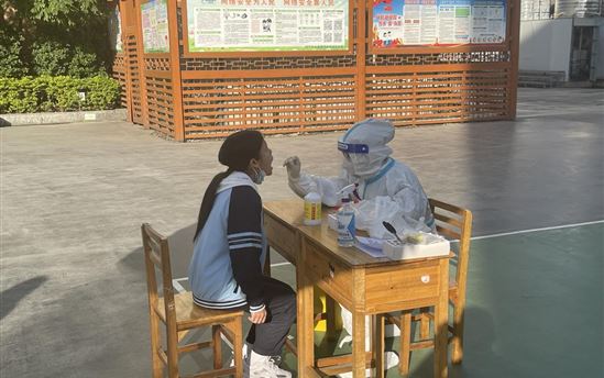 检测入校，科学防疫——南宁市东盟黄冈中学组织学生开展核酸抽检