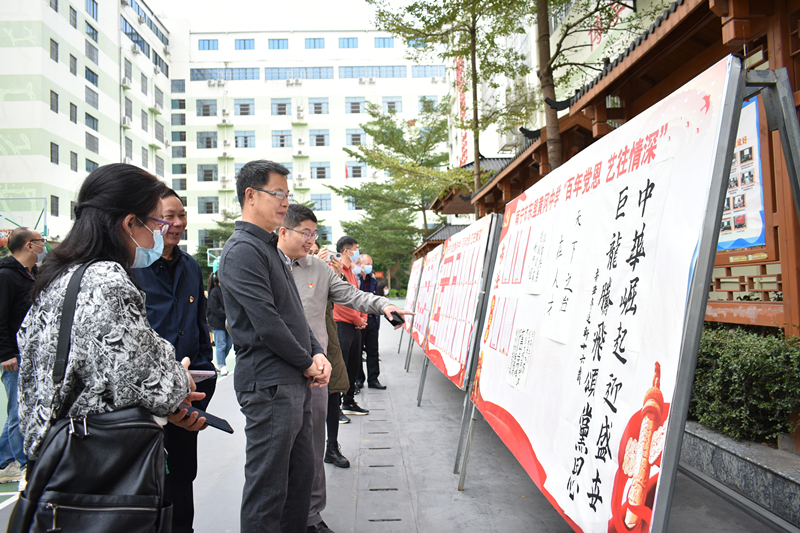 南宁市民办教育党委领导带队到我校参观学生红色作品.JPG