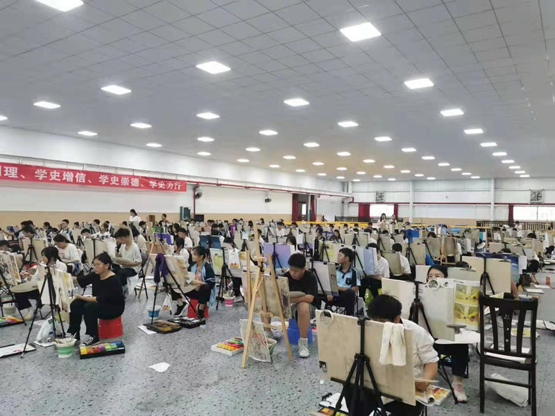 美术特长生进行画画训练.jpg