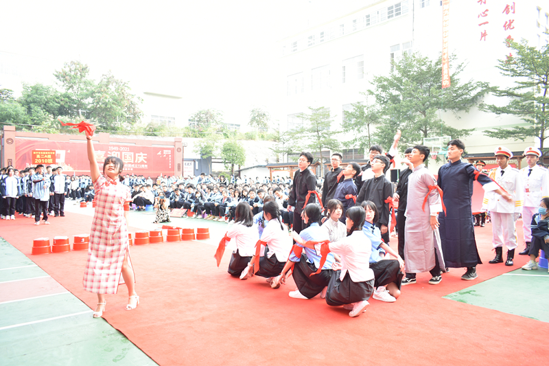 学生们在校园进行红色爱国主题表演.JPG
