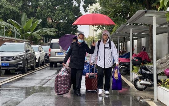 风雨无惧，暖心开学！南宁市东盟黄冈中学全体教职工汇聚成寒风中最温暖的力量服务学生