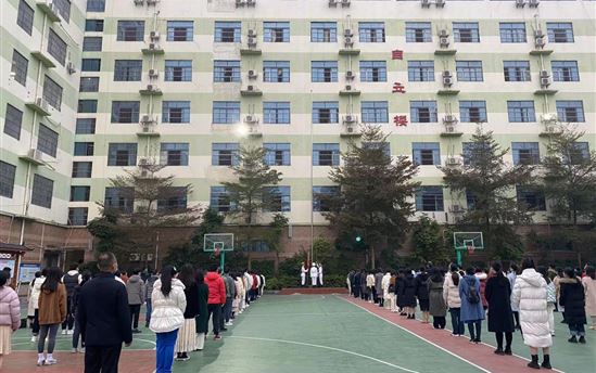 我校举行本学期第一次升旗仪式，汪培宏校长发表重要讲话