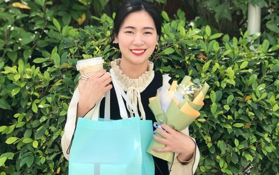心系教师送祝福 节日关怀暖人心——南宁市东盟黄冈中学妇女节为“女神们”送礼物送祝福