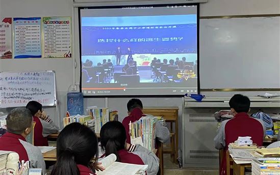 消防安全心中谨记——南宁市东盟黄冈中学组织学生收看消防安全公开课