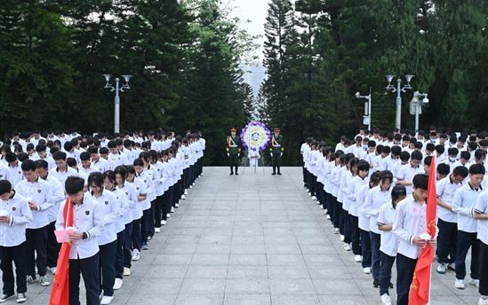 缅怀革命英烈，传承红色基因——南宁市宏德高级中学开展清明缅怀英烈活动