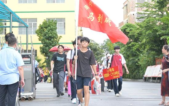 为梦护航  高考加油|硬核备考，暖心送考——我校2023届考生出发前往考点酒店