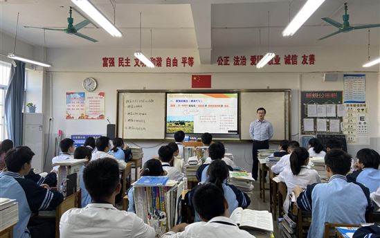 喜报：热烈祝贺我校徐中龙老师、黎燕媚老师荣获南宁市教育系统“优秀班主任”、“优秀教师”称号