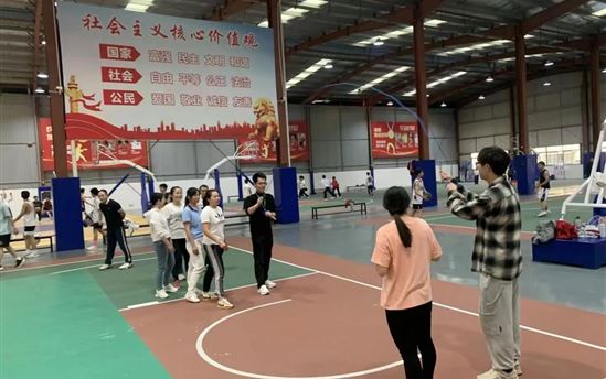 集团运动会，你我共行动——南宁市宏德高级中学教职工认真训练
