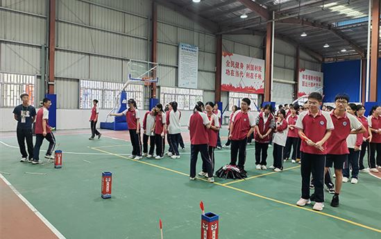 趣味减压 乐战高考——南宁市宏德高级中学开展高三年级减压趣味体育活动