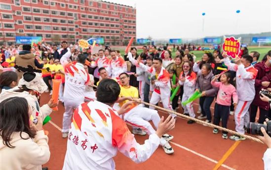心之所向 素履以往 追光而遇 沐光而行——南宁市宏德高级中学心系教职工，真暖心！