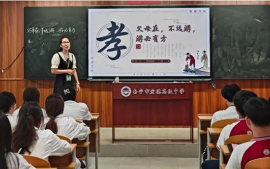 根植孝文化，为学生成长润染感恩底色——南宁市宏德高级中学举行“胜蓝工程”班主任出师课暨“孝行天下”主题班会课比赛