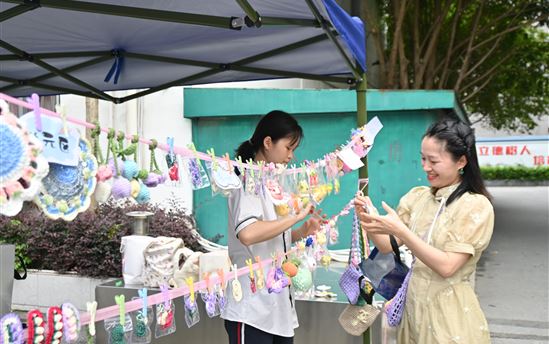 社团荟萃展风采，义卖同行传温情
