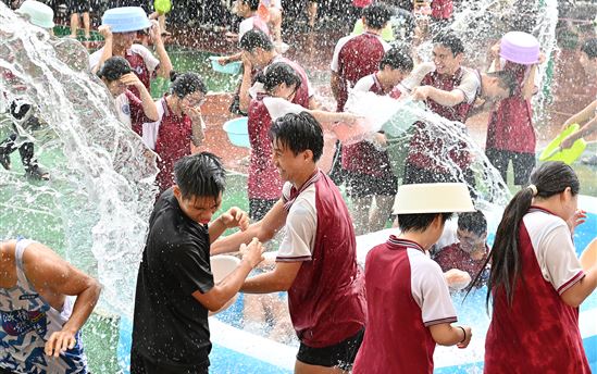 开泼了！快来接住这彩虹般“泼天”的快乐！——南宁市宏德高级中学泼水节活动嗨翻天