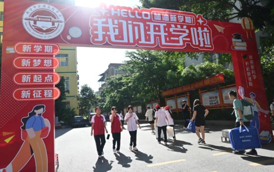 南宁市宏德高级中学用满校暖意迎新生，这才是开学最美的模样！