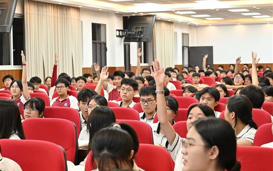 点赞！北京大学校友荣归宏德：师生座谈忆师恩，进班支招高三生，专题讲座助成长