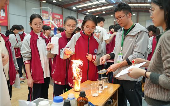 五学科破壁！壮纹撞AI，南宁市宏德高级中学科技节破圈狂飙育人潮！