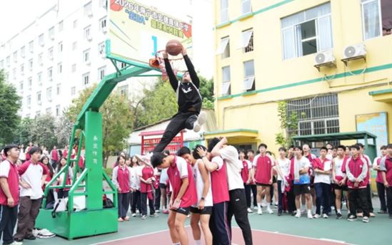 最火爆的校园篮球赛“宏BA”精彩开幕！全明星扣篮天团空降宏德，青春风暴席卷校园！
