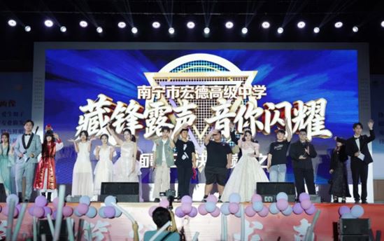 在宏德赴狂欢之约|蒙面歌王巅峰对决，青春就该这样勇敢绽放！