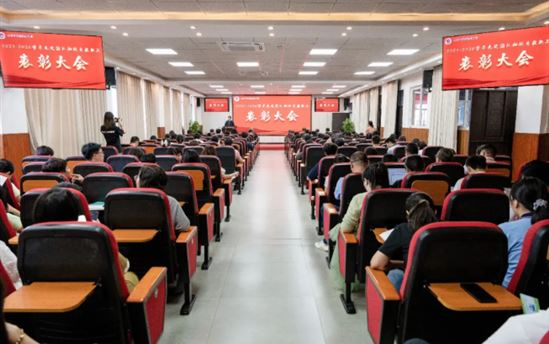 每一份坚守都值得被看见——南宁市宏德高级中学2025-2026学年先进团队和优秀教职工表彰大会圆满举行